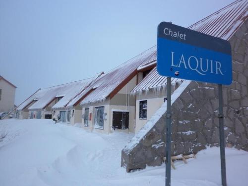 a blue sign in the snow in front of a building at Recién renovado, 2 habitaciones, 1 baño in Las Lenas