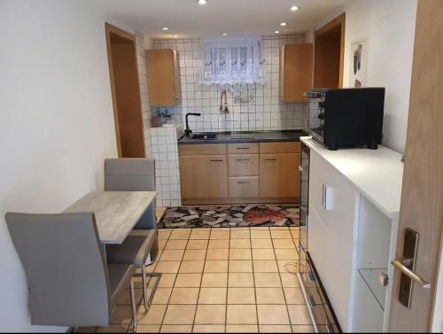 a kitchen with a table and a counter top at Gemütliche 2-Zimmer-Wohnung mit Top-Anbindung in Crailsheim