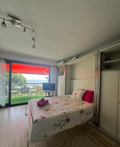 14473 Studio à Mandelieu avec une vue mer