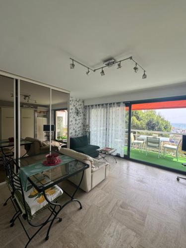 14473 Studio à Mandelieu avec une vue mer