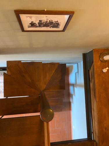 a room with a wooden door with a ceiling at Agriturismo Tenuta Badia in Paciano