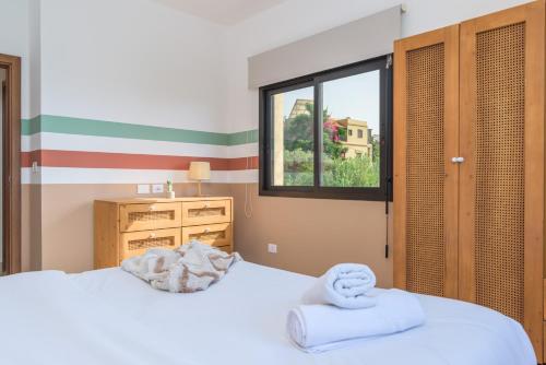 Postel nebo postele na pokoji v ubytování Glow - Stylish Apartments & Rooftops in Batroun