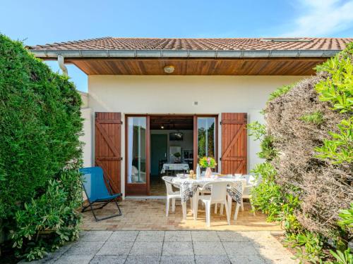 Kawasan patio atau luaran di Holiday Home Sicard-1 by Interhome