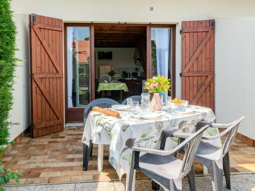 Kawasan patio atau luaran di Holiday Home Sicard-4 by Interhome