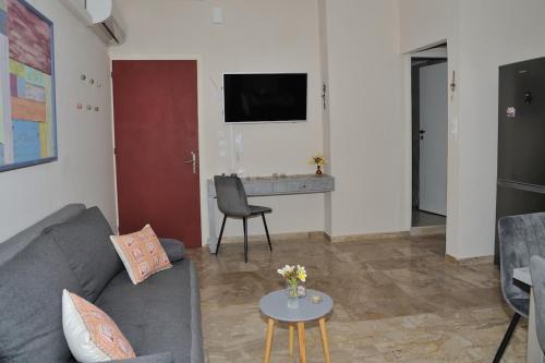 Μια τηλεόραση ή/και κέντρο ψυχαγωγίας στο Apartment Almyra - ALMYRA with seaview