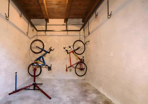 two bikes are hanging on a wall in a room at Unterdornerhof Algund in Lagundo