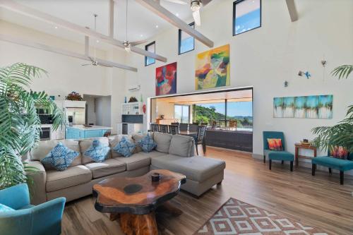 een woonkamer met een bank en een tafel bij Serene Oceanview Villa with Pool in Playa Flamingo