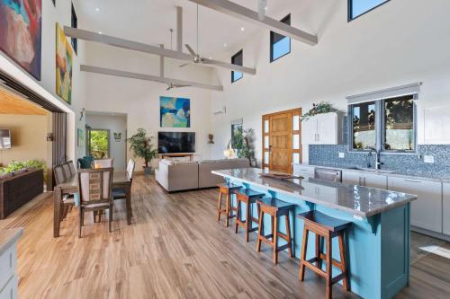 a kitchen and living room with a table and chairs at Oceanview Villa in Mar Vista, Infinity Pool in Playa Flamingo
