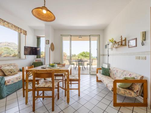 een woonkamer met een tafel en een bank bij Apartment Cicladi Milos by Interhome in Santa Flavia