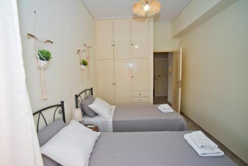 two beds in a small room with two beds sidx sidx sidx at Denaxas Apartments in Elia Laconias