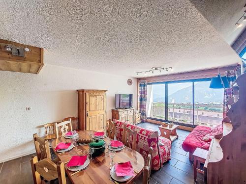 Posezení v ubytování Apartment Champ Bozon by Interhome