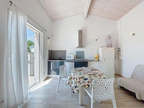 Η κουζίνα ή μικρή κουζίνα στο Holiday Home Les Hauts du Parc by Interhome