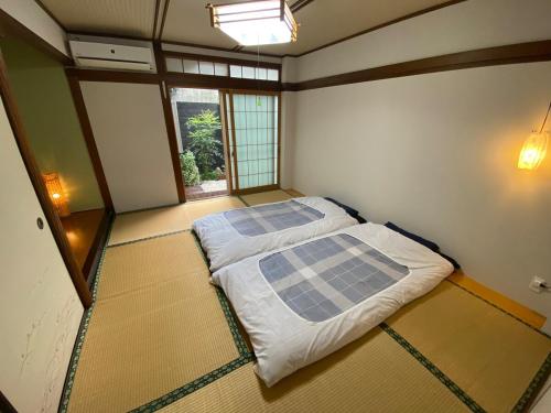 ein Schlafzimmer mit einem Bett in der Zimmerecke in der Unterkunft 吉祥民宿 in Kyoto