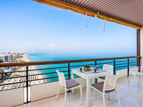 ein Balkon mit Tisch und Stühlen und dem Meer in der Unterkunft Apartment Castillo de Santa Clara-1 by Interhome in Torremolinos