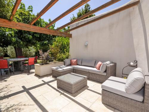 d'une terrasse avec un canapé, des chaises et une table. dans l'établissement Villa Les Angevines by Interhome, à Morières-lès-Avignon