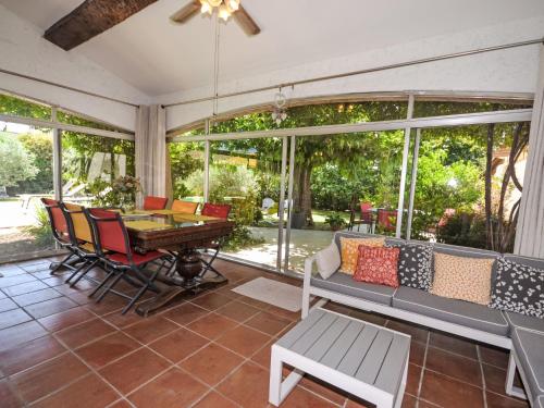 un salon avec un canapé, une table et des chaises dans l'établissement Villa Les Angevines by Interhome, à Morières-lès-Avignon