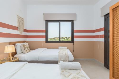 Postel nebo postele na pokoji v ubytování Glow - Stylish Apartments & Rooftops in Batroun
