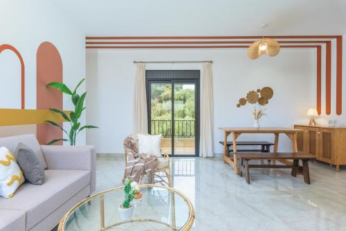 Posezení v ubytování Glow - Stylish Apartments & Rooftops in Batroun