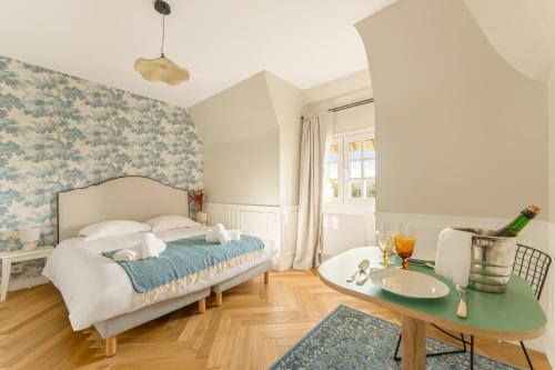 Postel nebo postele na pokoji v ubytování Le Manoir du Vert Galant