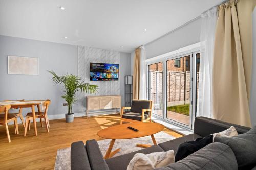 Foto Stylish Four Bedroom Townhouse - City Centre - Netflix - Parking - Garden - Balconies 11SL 1