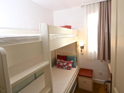 une chambre avec deux lits superposés et une fenêtre dans l'établissement Apartment Le Village - C2 004 by Interhome, à Agay