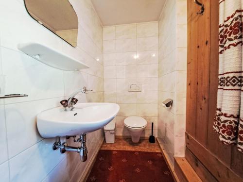 Bilik mandi di Holiday Home Farm Eben by Interhome