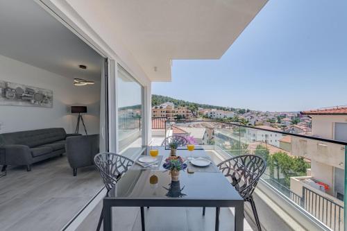 Luxury apart, beach, swimming pool, Okrug, Trogir