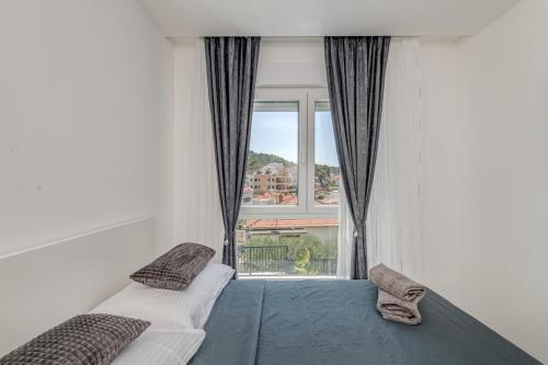 Postel nebo postele na pokoji v ubytování Luxury apart, beach, swimming pool, Okrug, Trogir