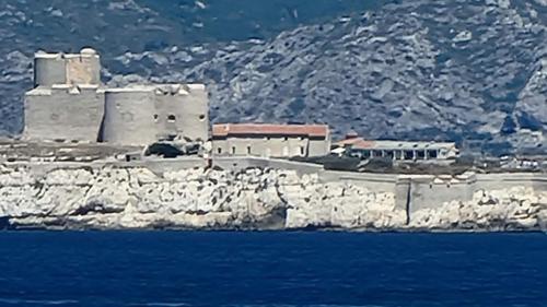 a building on the side of a rocky cliff at LE MUGEL cocooning SPA et proche calanques de Cassis in Carnoux
