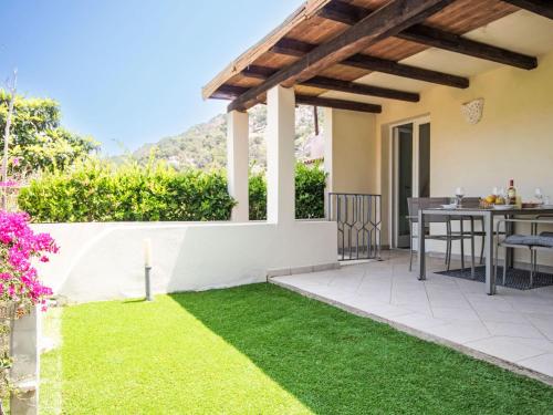 Balkoni atau teres di Apartment Caprera by Interhome