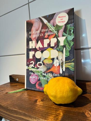 a happy food book and a lemon on a table at La Casa Klippan in Rockneby