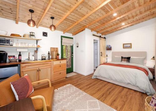 Un dormitorio con una cama grande y una cocina. en Relaxing Tree House in Sequim, Washington, Perfect for a Glamping Getaway to Olympic National Park, en Sequim