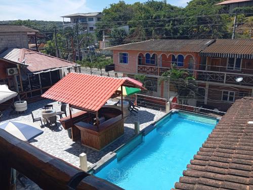 モンタニタにあるMaeo Suites Hotelの赤い屋根のスイミングプールの景色