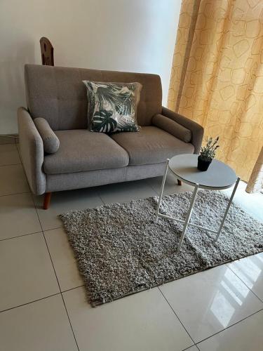 a living room with a couch and a table at Departamento Céntrico in Pucallpa