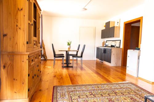 a kitchen and dining room with a table and chairs at Seeapartments Hörzendorf in Hörzendorf