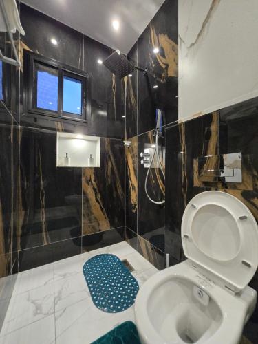 Ein Badezimmer in der Unterkunft Suna'a home Logpom