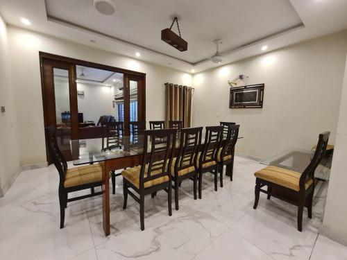 Гостиная зона в Haven Lodge - 3BR Luxury Home in AWT Lahore