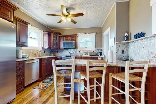 Longview Houseにあるキッチンまたは簡易キッチン