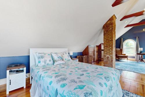 グロスターにあるLongview Houseの青と白のベッドカバーがかかったベッドのある寝室