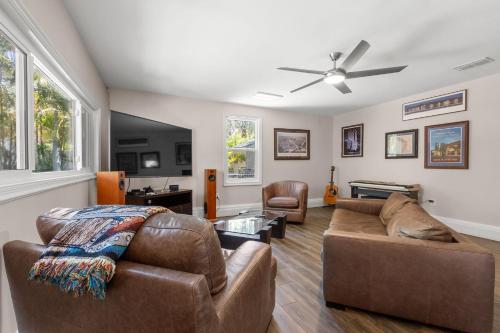 Χώρος καθιστικού στο NEW Sunset Serenity - South Tampa Home with Pool