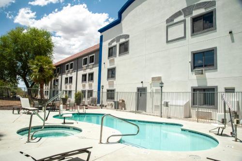 a swimming pool in front of a building at Holiday Inn Express Tucson-Airport by IHG in Tucson