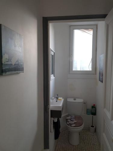 une salle de bain avec toilettes, lavabo et fenêtre dans l'établissement Appartement 4 personnes 50m2 à 300m de la plage, à Berck-sur-Mer