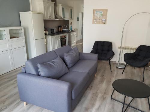 un salon avec un canapé bleu et une table dans l'établissement Appartement 4 personnes 50m2 à 300m de la plage, à Berck-sur-Mer