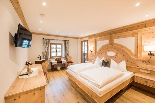 Un dormitorio con una cama grande con cabecero de madera. en Residenz 111, en Holzgau