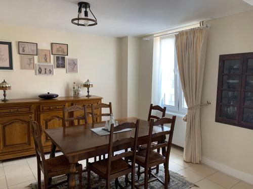 une salle à manger avec une table et des chaises et une fenêtre dans l'établissement Thiat guest house, à Thiat