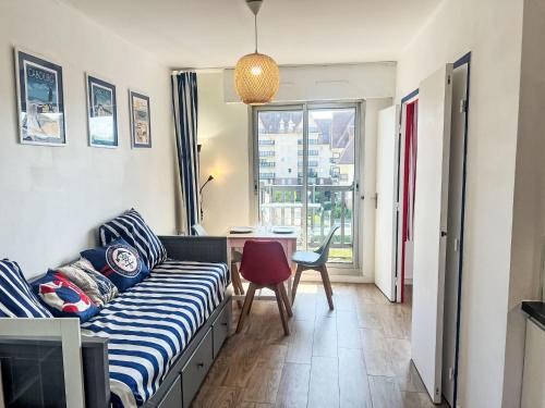 una sala de estar con un sofá y una mesa en Apartment Les Normandières-24 by Interhome, en Cabourg