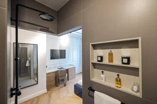 Zimmer mit einem Bad mit einem Waschbecken und einem Spiegel in der Unterkunft Estium Heritage Rooms in Zadar