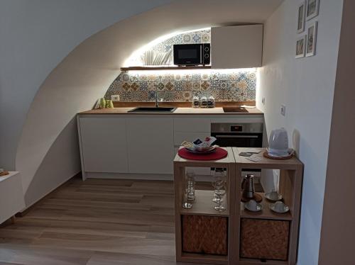 A kitchen or kitchenette at A Casa di Fede