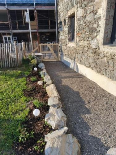 a garden with rocks in front of a building at Der SteinStadL in Raumberg