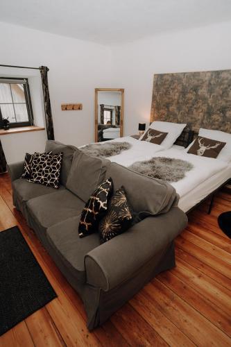 a living room with two beds and a couch at Der SteinStadL in Raumberg